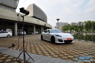 �������ѧ�˿˳�ǧ����Ƶ�����ϣ�Ů�����������˵� ���쿱���ֳ���Ц����(ͼ)...